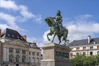 Equestrian statue of Joan of Arc in Place du Martroi