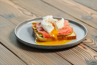 Sandwich with smoked salmon and poached egg