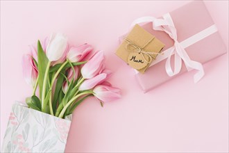 Mum inscription with tulips gift box