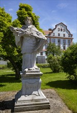 Statue of a saint in front of Neuhaus am Inn Castle