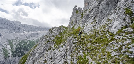 Mountaineer in steep terrain on the Schafsteig on the Waxenstein ridge