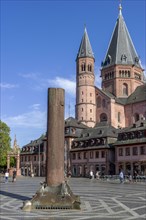 Heunensaeule at the market and in the background Mainzer Dom St Martin and Historic Renaissance Market Fountain