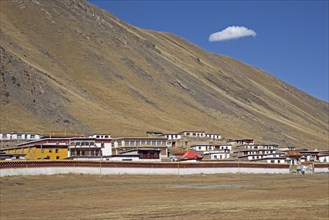 Tibetan monastery Sershu Dzong in the village Sershu