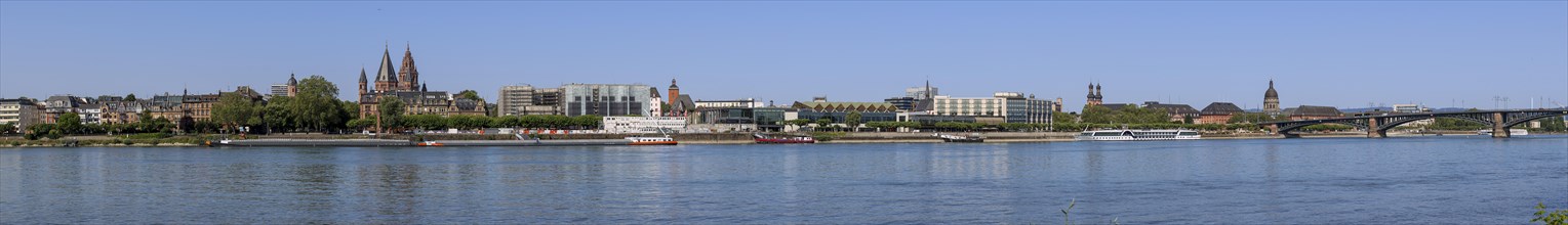 Panoramic photo of the Rhine with Mainz and Theodor Heuss Bridge
