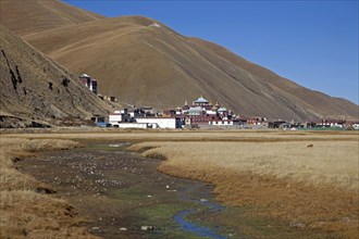 The Tibetan monastery Sershu Dzong in the village Sershu