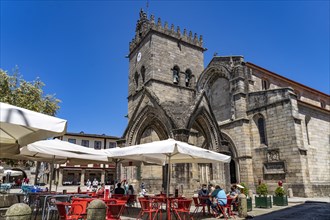 Restaurants in the Largo da Oliveira square and the Igreja de Nossa Senhora da Oliveira church