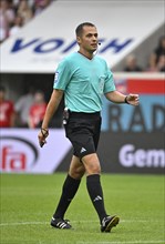 Referee Robert Hartmann