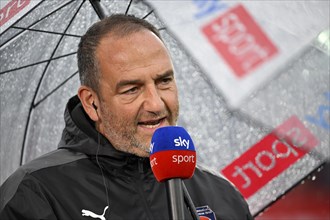 Coach Frank Schmidt 1. FC Heidenheim 1846 FCH in interview Microphone Logo Umbrella