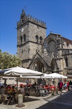 Restaurants in the Largo da Oliveira square and the Igreja de Nossa Senhora da Oliveira church