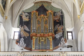 Organ with wall fresco