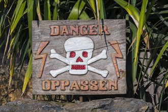 Danger sign with skull in bilingual French