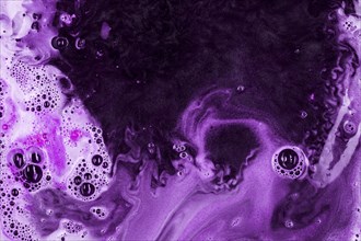 Detergent liquid with purple foam