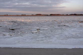 Ice flow on the Weser after the shutdown of the Unterweser nuclear power plant