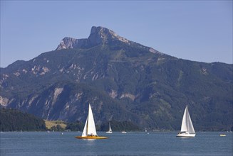 Sailing boats on Lake Mondsee with Schafberg