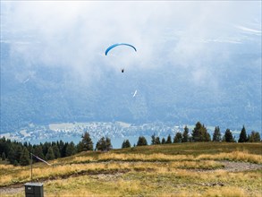 Paragliders and gliders over Lake Ossiach