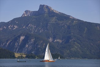 Sailing boats on Lake Mondsee with Schafberg