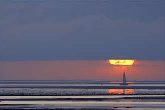 Sailors at sunset near the island of Minsener Oog