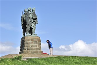 Tourists taking pictures in front of the Commando Memorial