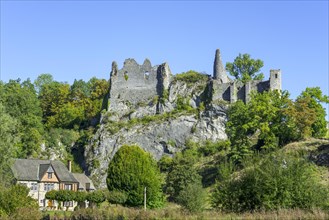 Chateau de Montaigle in summer