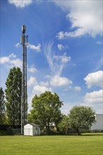 Base station and mast for mobile telephony