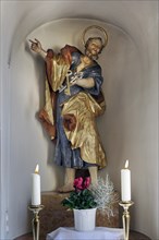 Side altar and figure of Peter with keys