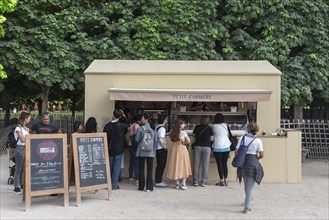 Queuing in front of an ice cream stall in the Tuileries Garden