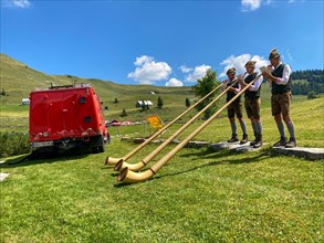 Alphorn blowers at the Trattberg Almfest on 15.8.23 with their vehicle