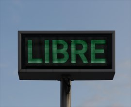Green electronic lettering LIBRE car park sign indicating free places available