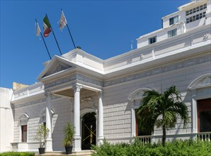 Facade of Hotel Mision Merida Panamericana