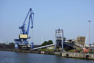 Dock crane and conveyor belt at SEA-invest