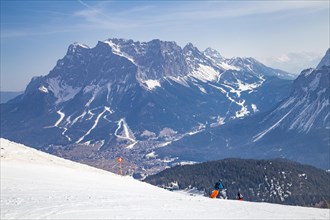 Skiers on the panoramic run with a view of the Zugspitze