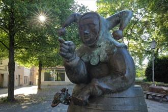 Sculpture Till Eulenspiegel with wine barrel in backlight