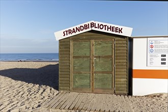 Wooden hut with sign Strandbibliotheek