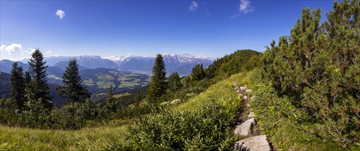 Hiking trail to Schlenken with a view of the Salzach Valley