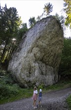 Children standing in front of the natural monument Satzstein near Hintersee