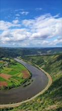 River bend of the Saar. The river winds through the valley and is surrounded by green hills and forests. Serrig