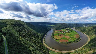 River bend of the Saar. The river winds through the valley and is surrounded by green hills and forests. Serrig