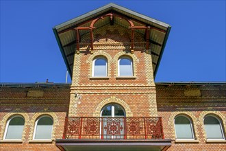 Clinker facade with arched windows and balcony