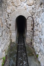 Walk-in tunnel