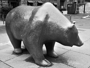 Figure Bear in front of the Frankfurt Stock Exchange