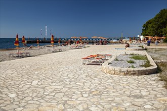 Beach on the stone coast of Spadici