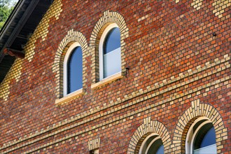 Clinker facade with arched windows