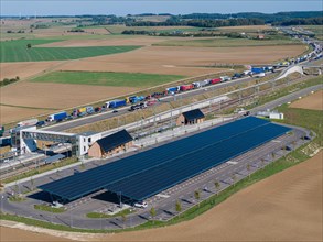 260 charging stations for electric cars under solar roofs at the Alb railway station. The Zweckverband Swabian Alb and the state invested around four million euros for the charging park. A8 motorway