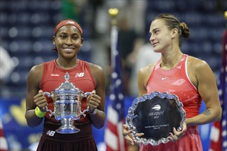 Die Zweitplatzierte Aryna Sabalenka und die Siegerin Coco Gauff USA halten die Trophaee nach ihrem Sieg im Dameneinzel-Finale der US Open 2023