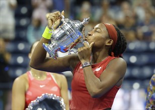 Coco Gauff USA kuesst die Trophaee nach ihrem Sieg im Dameneinzel-Finale der US Open 2023