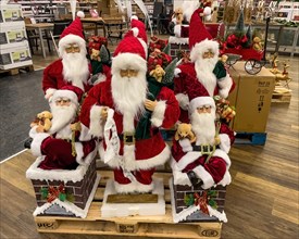 Sales offer of wholesale in early autumn of Christmas decoration decoration for Christmas with different sized Santas