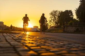 The Elbe cycle path on Dresden's Koenigsufer in the evening light