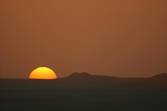 Zonsondergang in de Sahara woestijn