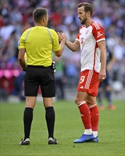 Referee Robert Hartmann in conversation with Harry Kane FC Bayern Munich FCB