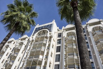 Palm trees and luxurious apartments at the Relais de la Reine in the city Cannes